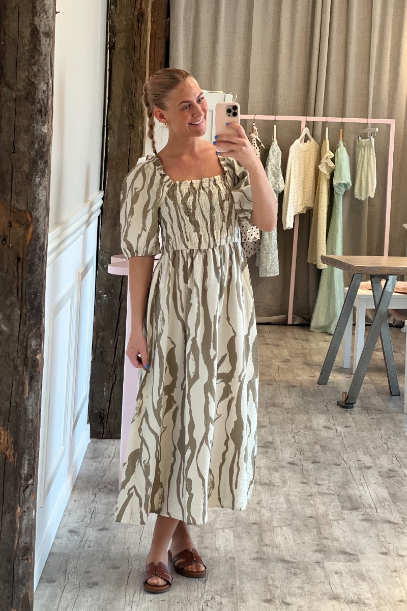 Kjole   Camille 2 4 Smock Midi Dress   Sandshell Mermaid fra Jdy