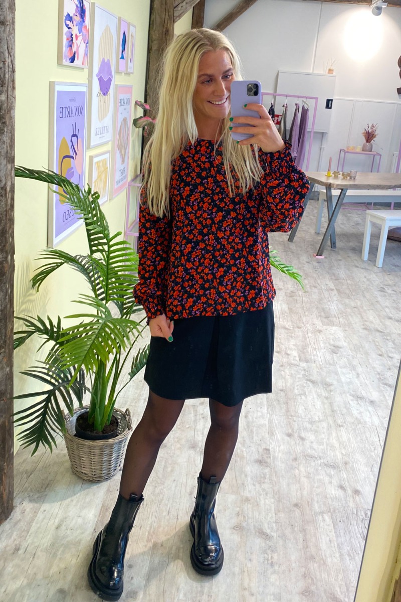 Bluse   Claude Ls O Neck Top   Black Orange Flower fra Jdy