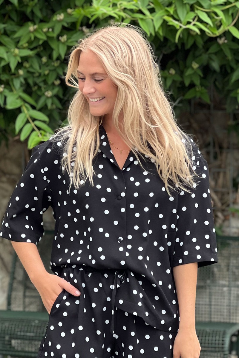 Bluse   Ly Smilla Ss Shirt   Black W White Dots fra Loved By Lykke