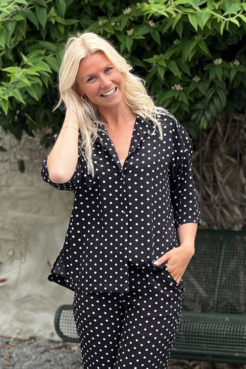 Bluse   Ly Smilla Ss Shirt   Black W Small White Dots fra Loved By Lykke