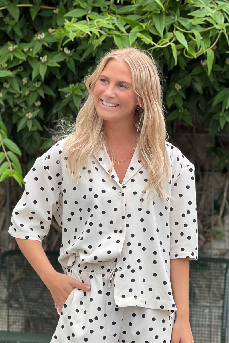 Bluse   Ly Smilla Ss Shirt   Créme W Black Dots fra Loved By Lykke