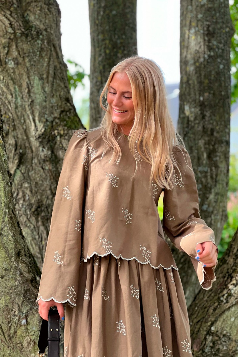 Bluse   Ly Marie Ls Blouse   Army Embroidery fra Loved By Lykke