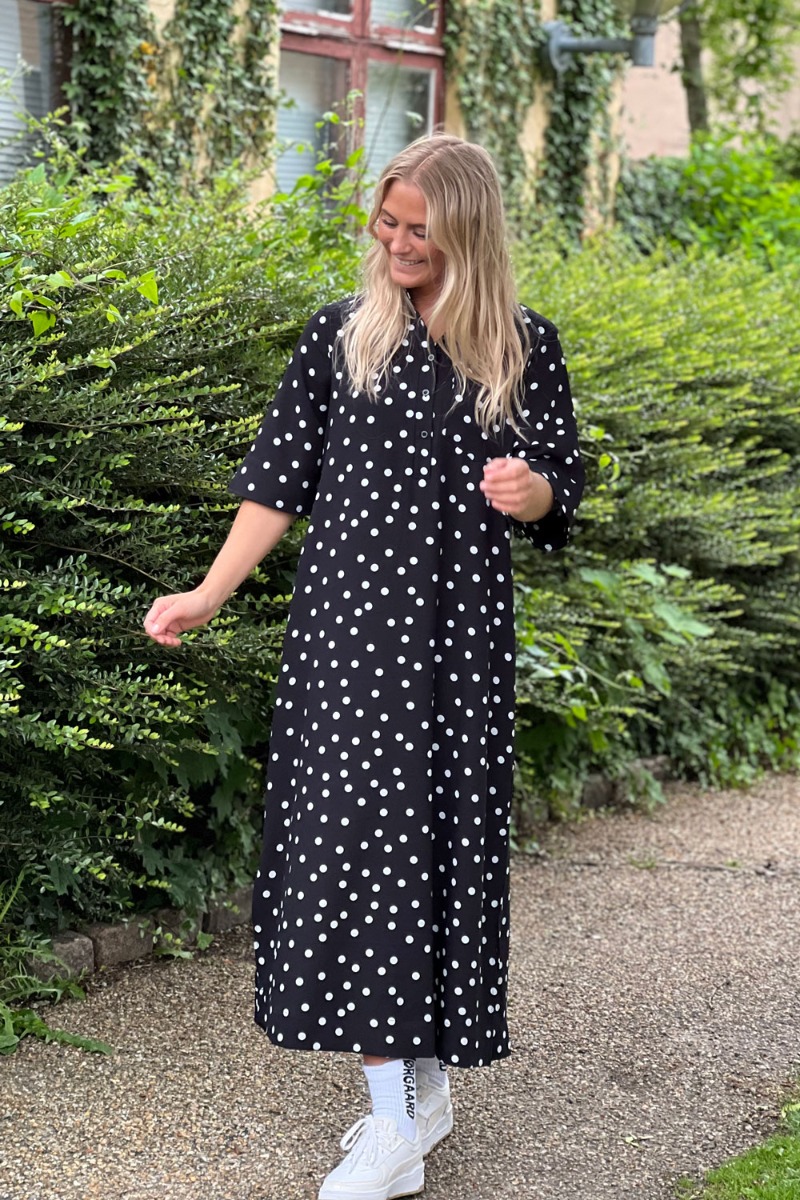 Kjole   Ly Smilla Ss Dress   Black W White Dots fra Loved By Lykke