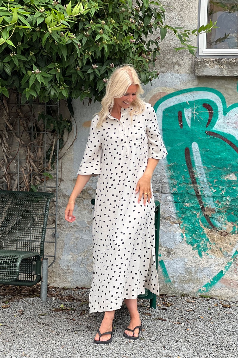 Kjole   Ly Smilla Ss Dress   Créme W Black Dots fra Loved By Lykke