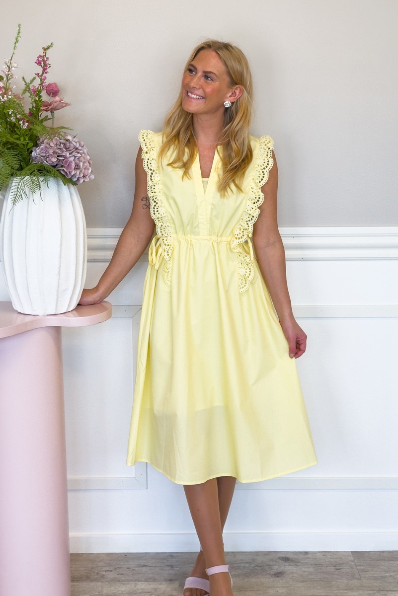 Kjole   Lace It Dress   Yellow fra Loved By Lykke