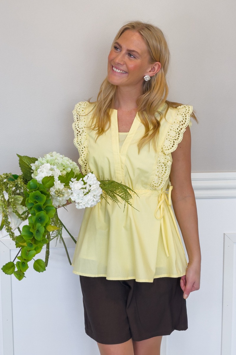 Top   Lace It Top   Yellow fra Loved By Lykke
