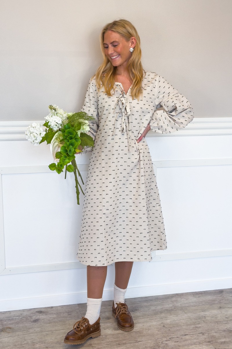 Kjole   Luna Dress   Creme W Black Dot fra Loved By Lykke