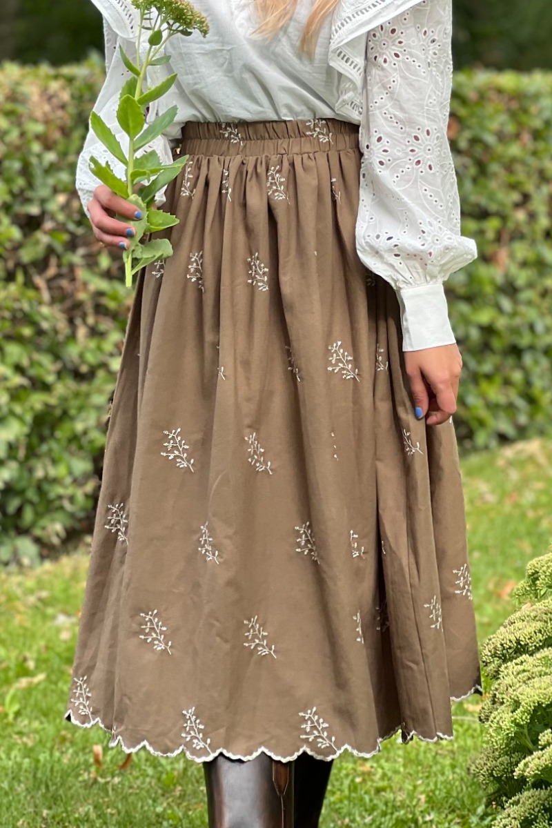 Nederdel   Ly Marie Skirt   Army Embroidery fra Loved By Lykke