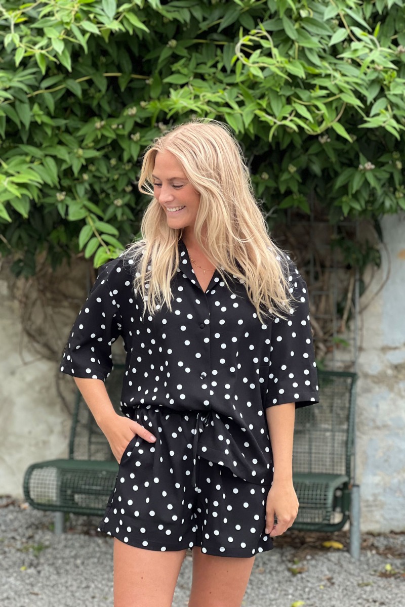 Shorts   Ly Smilla Shorts   Black W White Dots fra Loved By Lykke