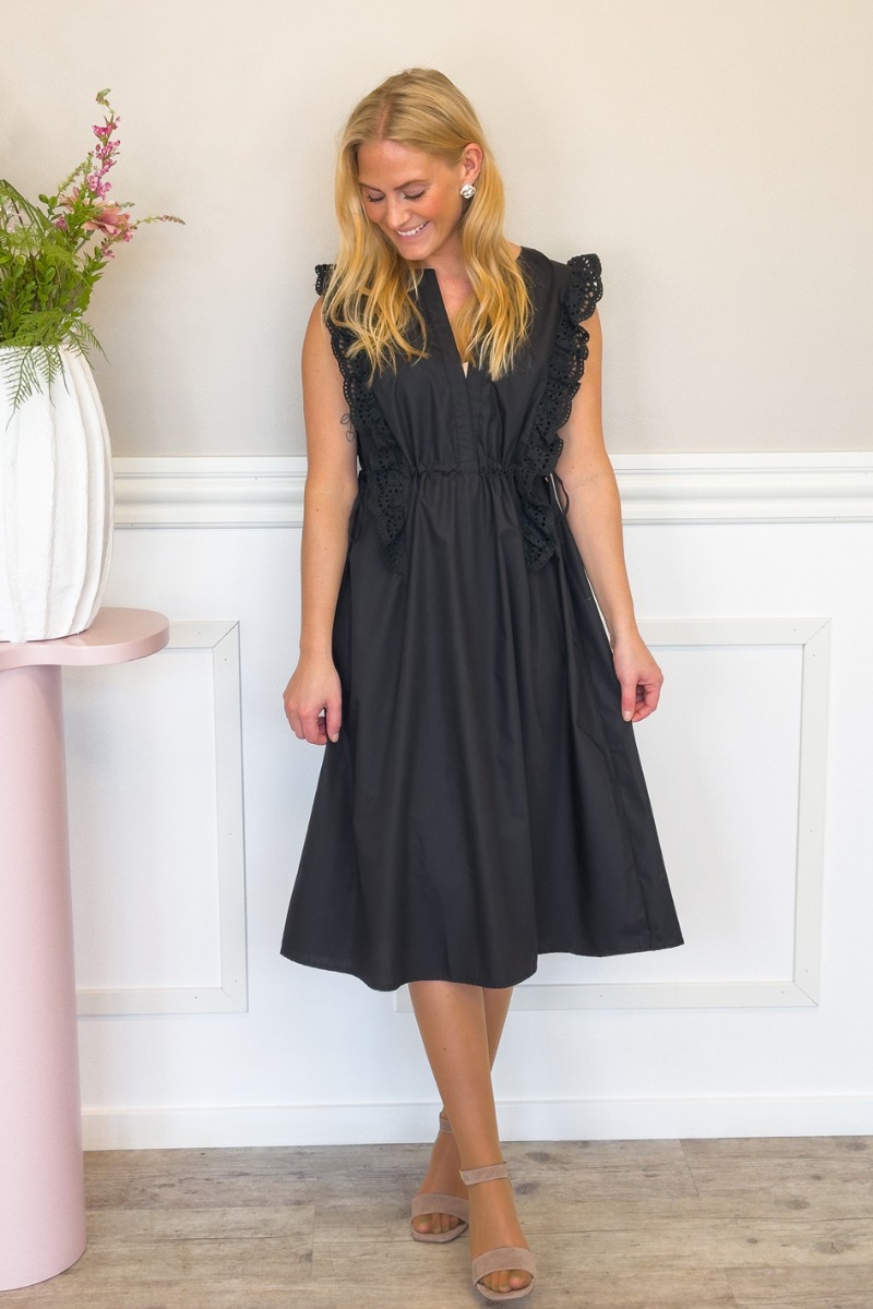 Kjole   Lace It Dress   Black fra Loved By Lykke