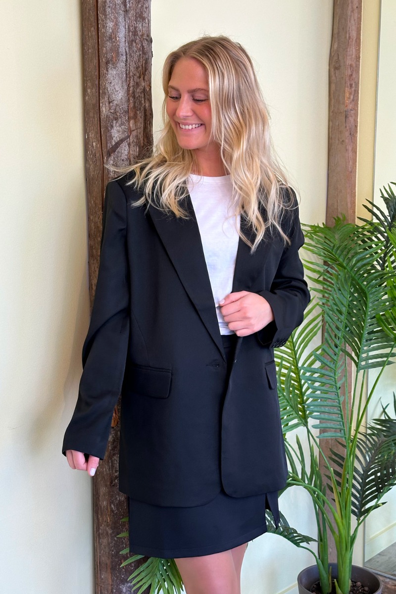 Blazer   Bellis Blazer   Black fra Loved By Lykke