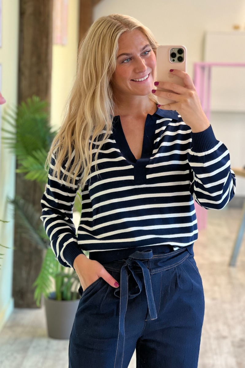 Bluse   Hilva Polo.ls1   Navy Cream fra Sisters Point
