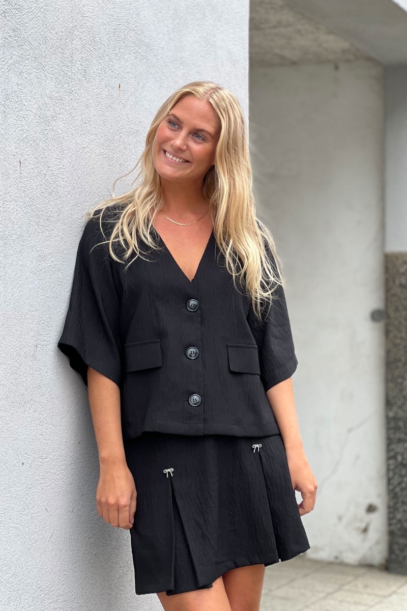 Skjorte Enisa Ss Black fra Sisters Point