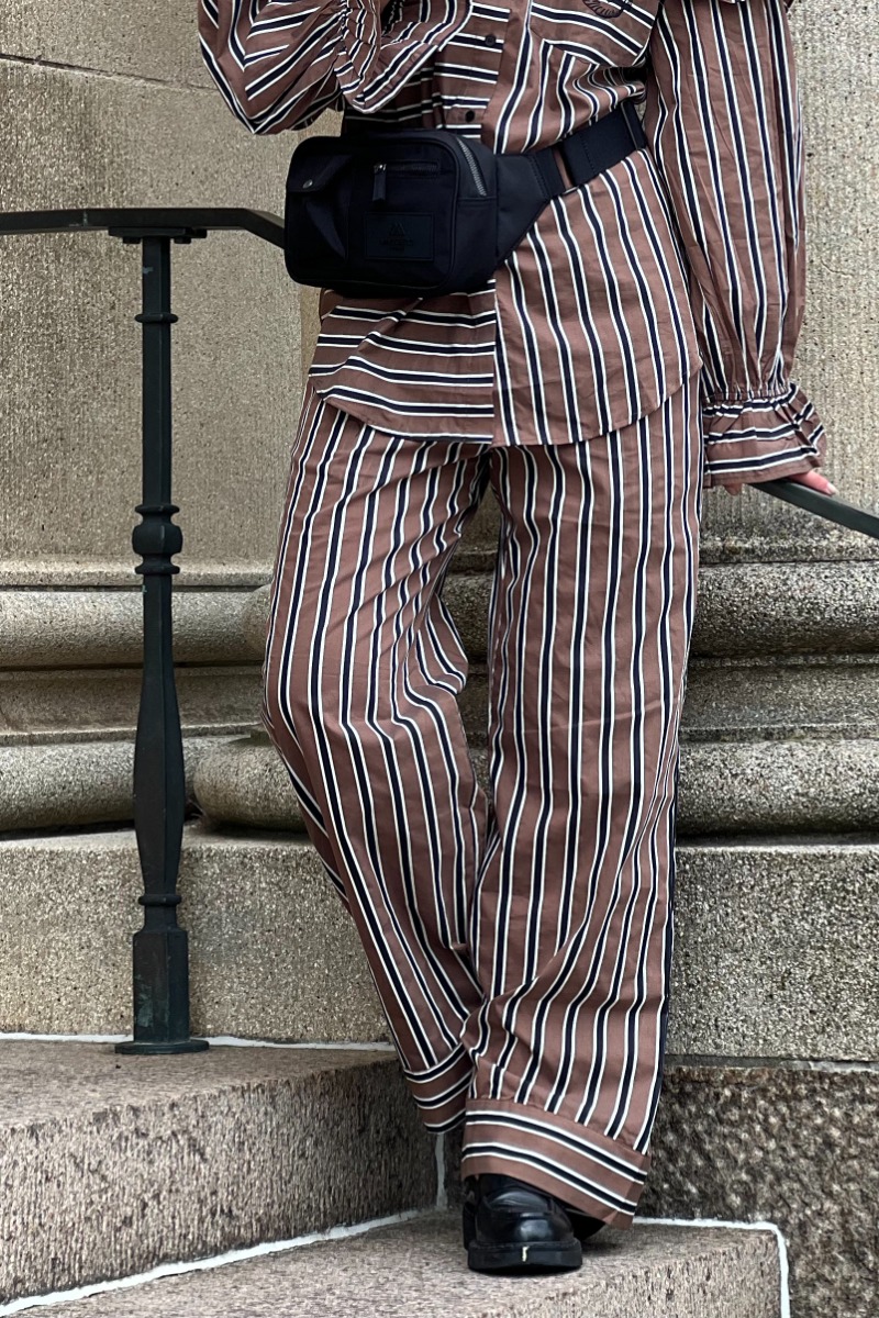 Stories From The Atelier By Copenhagen Shoes Bukser When You Listen Pants Coffee Stripe